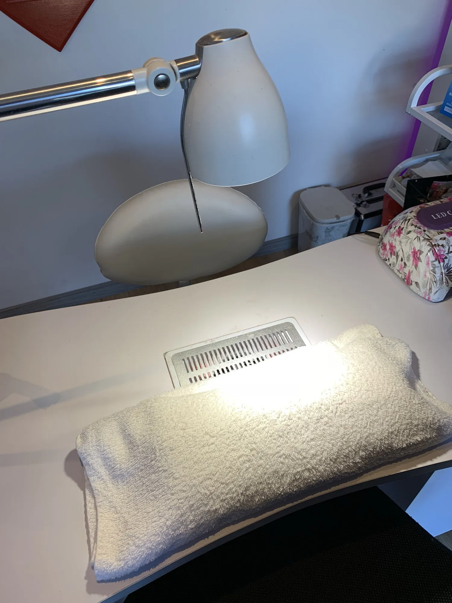 Werkplek met armsteun en lamp