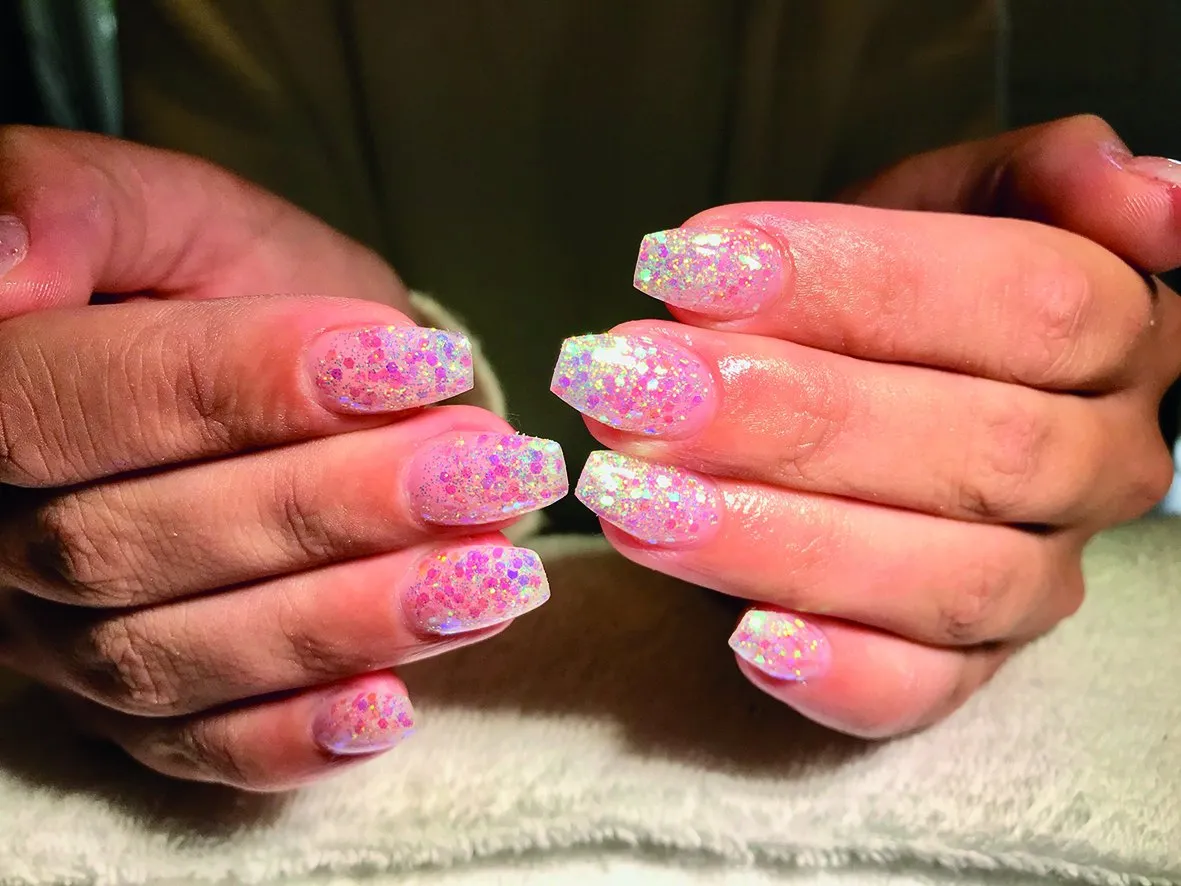 Coffin nagels met glitter die overloopt naar transparant