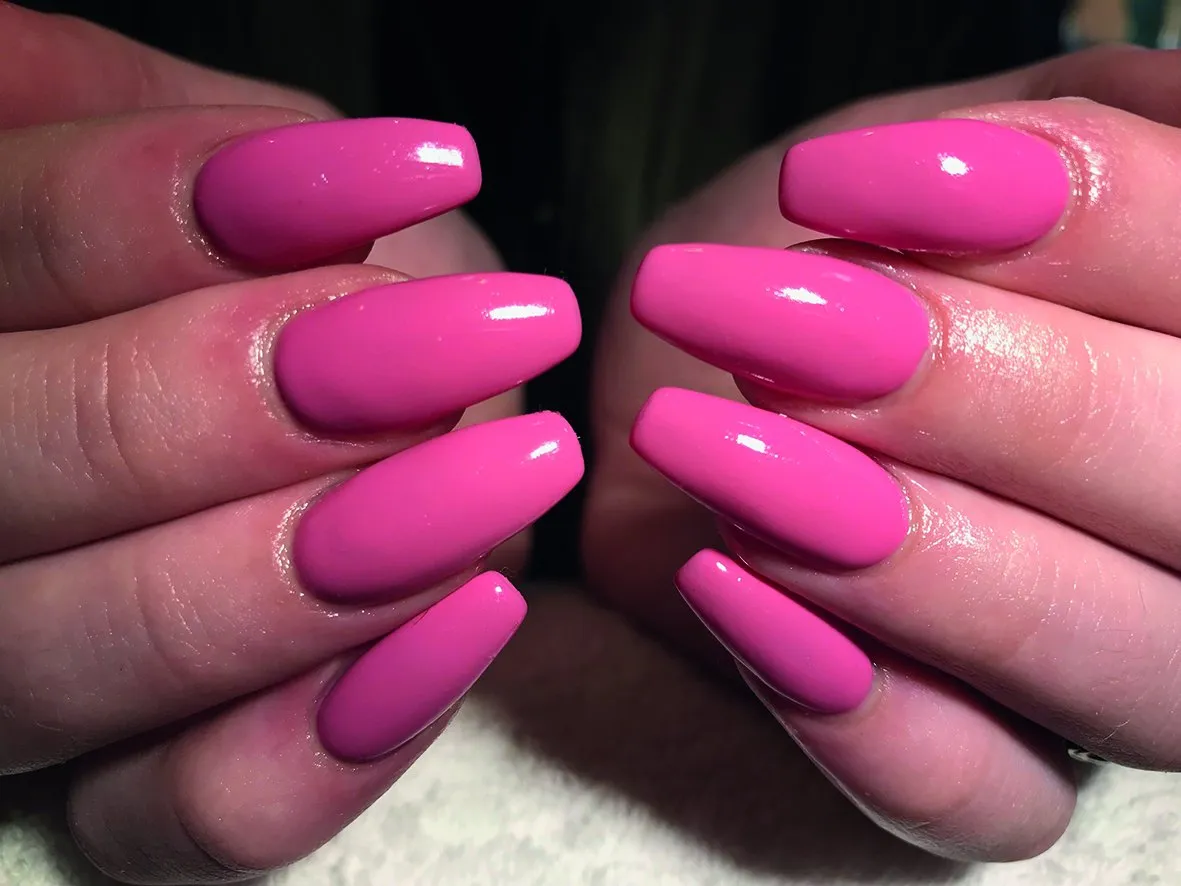 Felroze coffin nagels