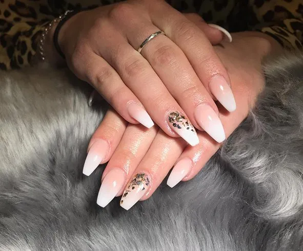 Ombre nagels met een gouden design op twee nagels