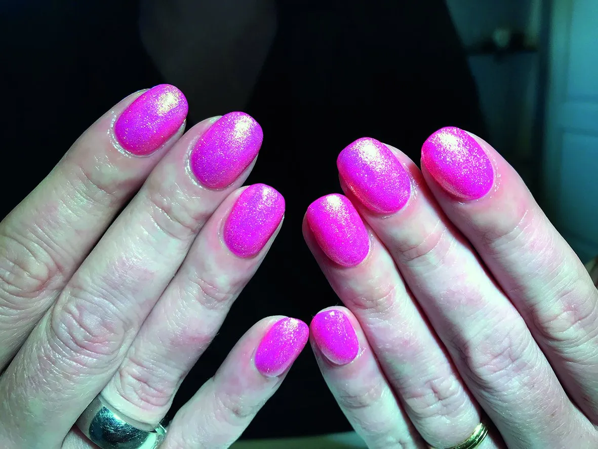 Korte nagels in neon roze en paars