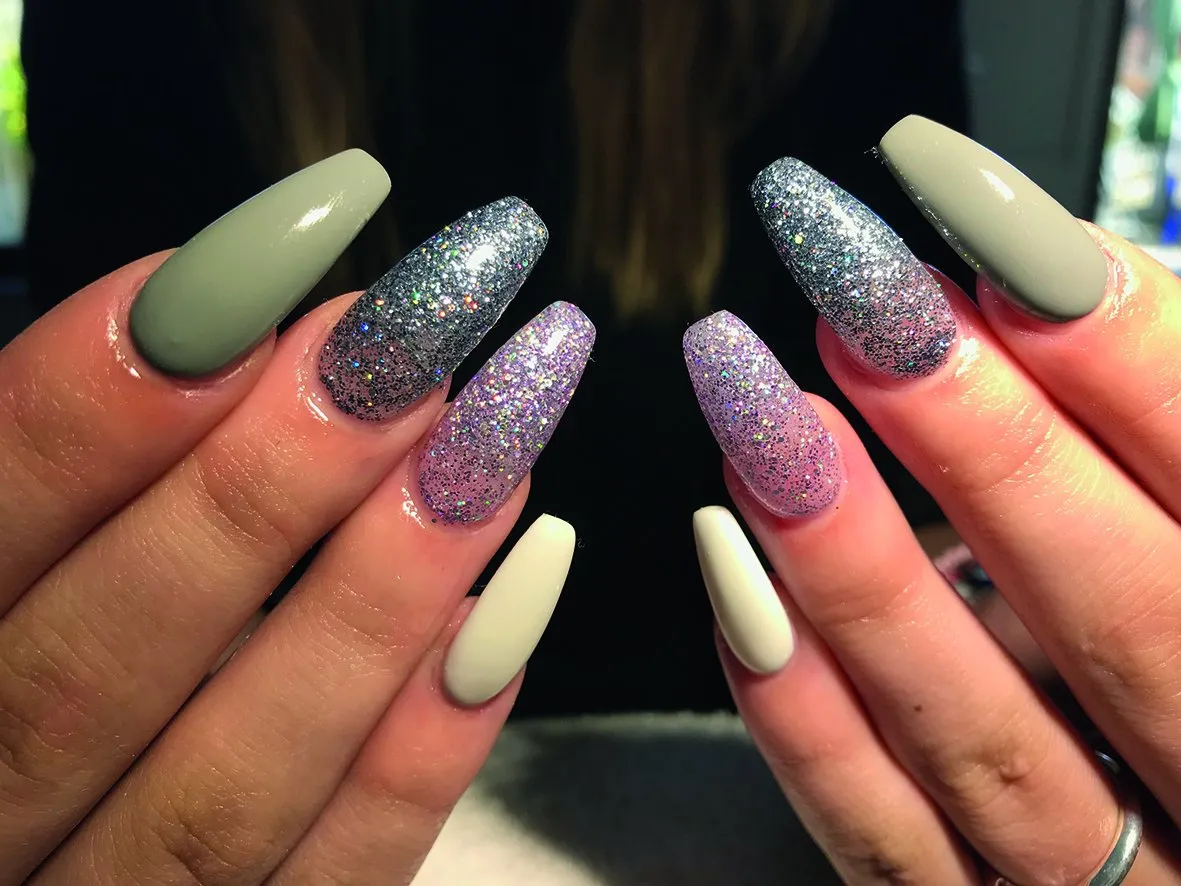 Saliegroen, zilverglitter en crème op coffin nagels
