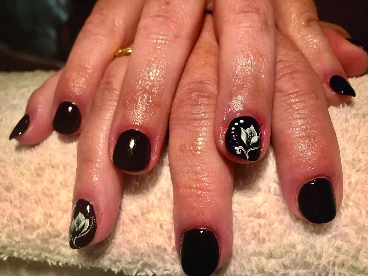 Zwarte nagels met handgeschilderde bloem