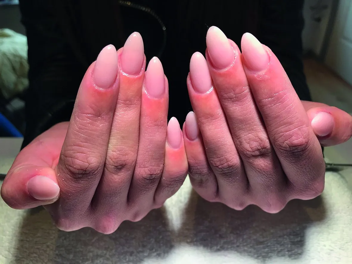 Lange lichtroze amandelnagels