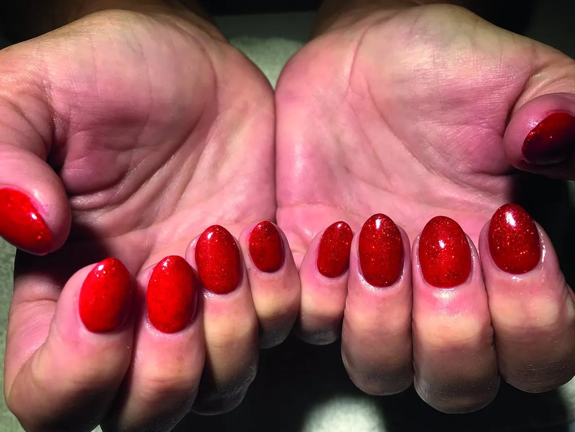 Klassiek rode korte nagels
