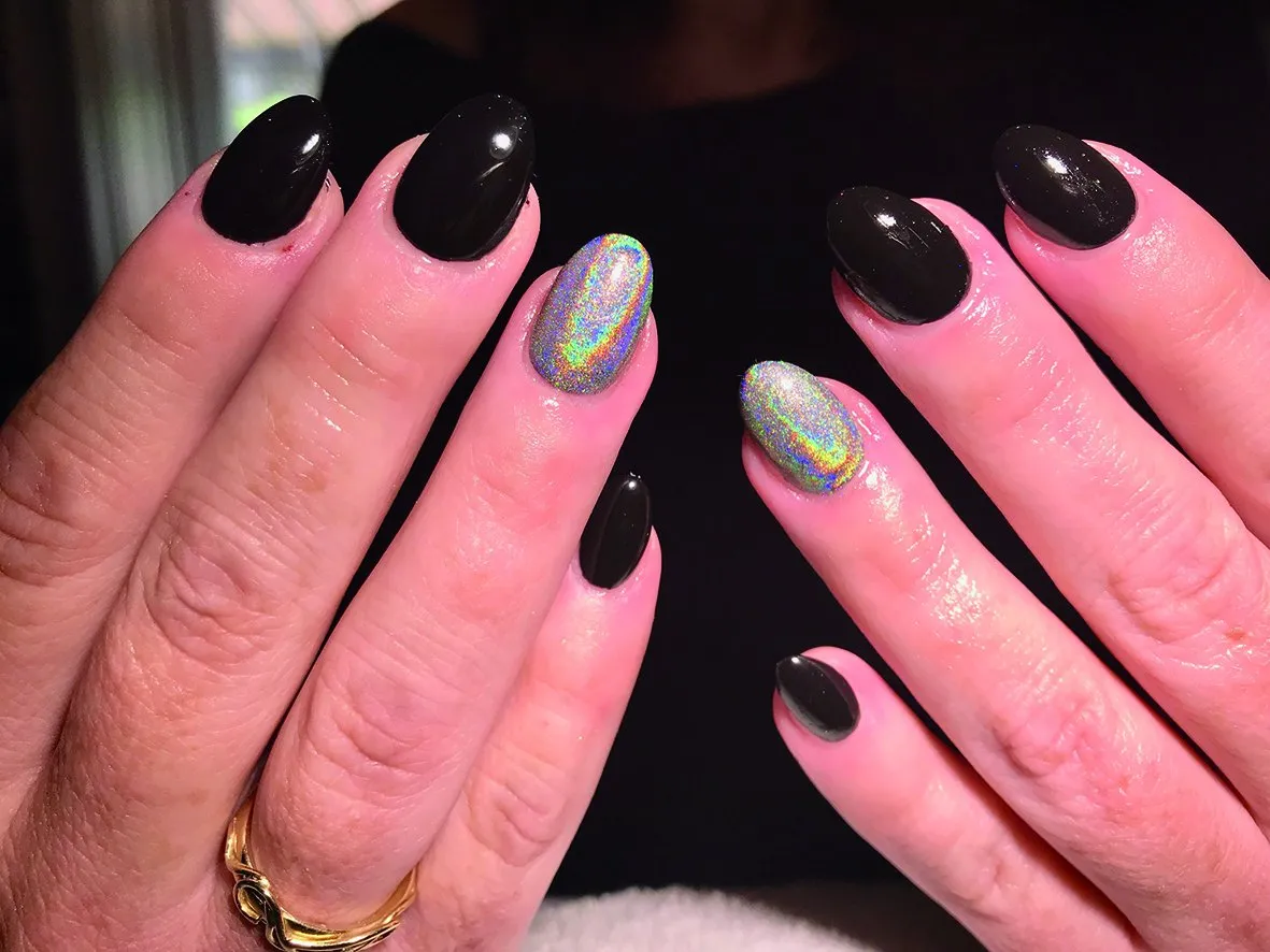 Zwarte nagels met een holografisch accent