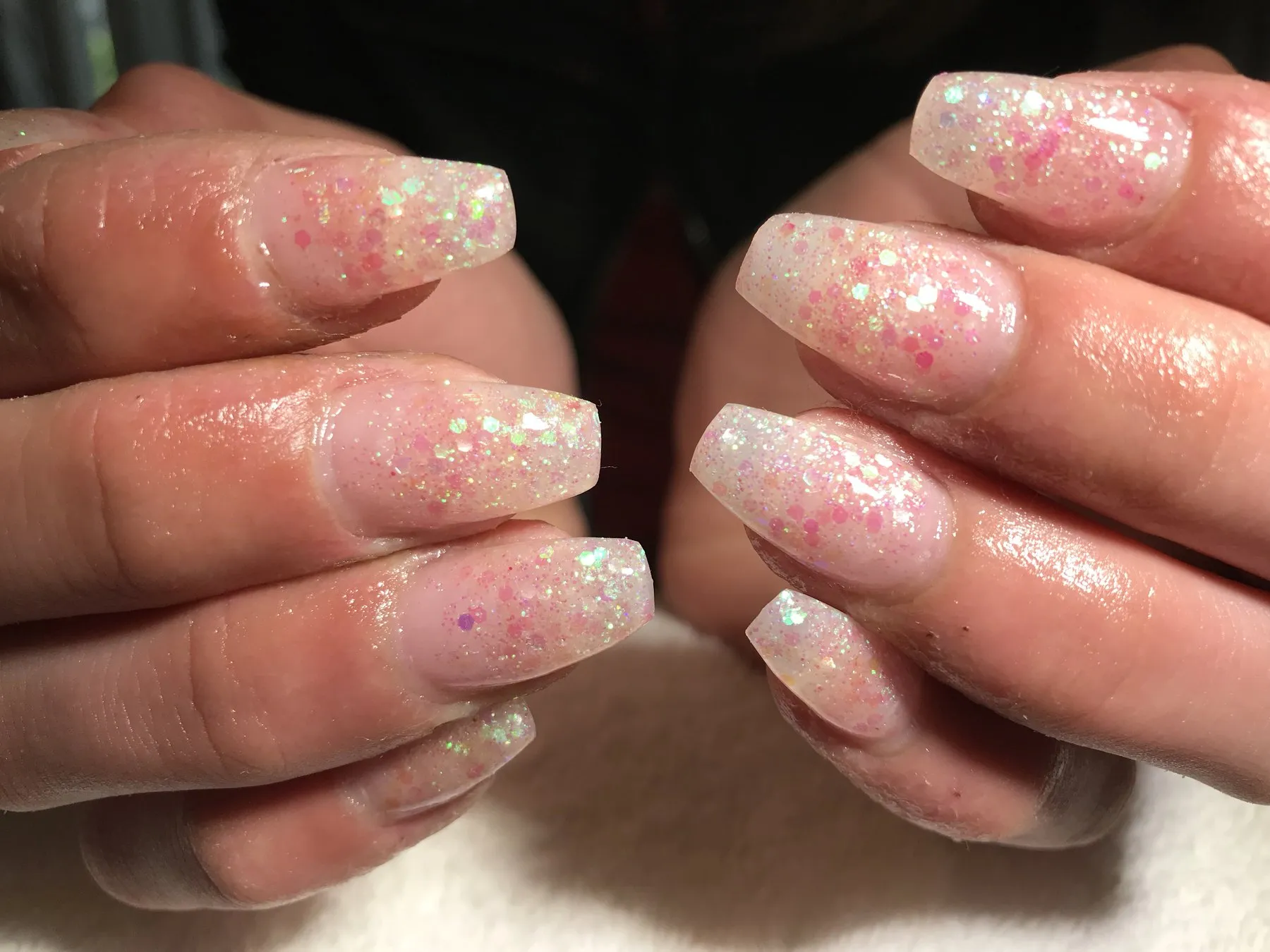 Transparante nagels met confettiglitter