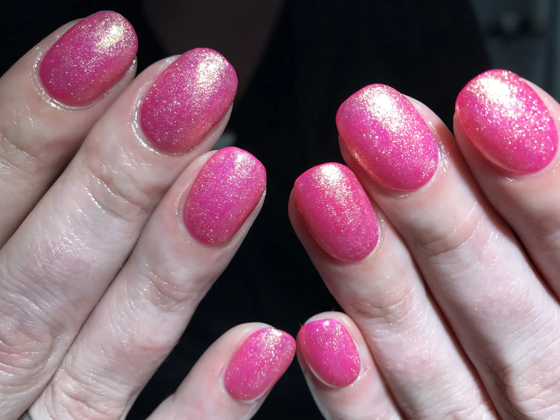 Roze glittergellak op korte nagels