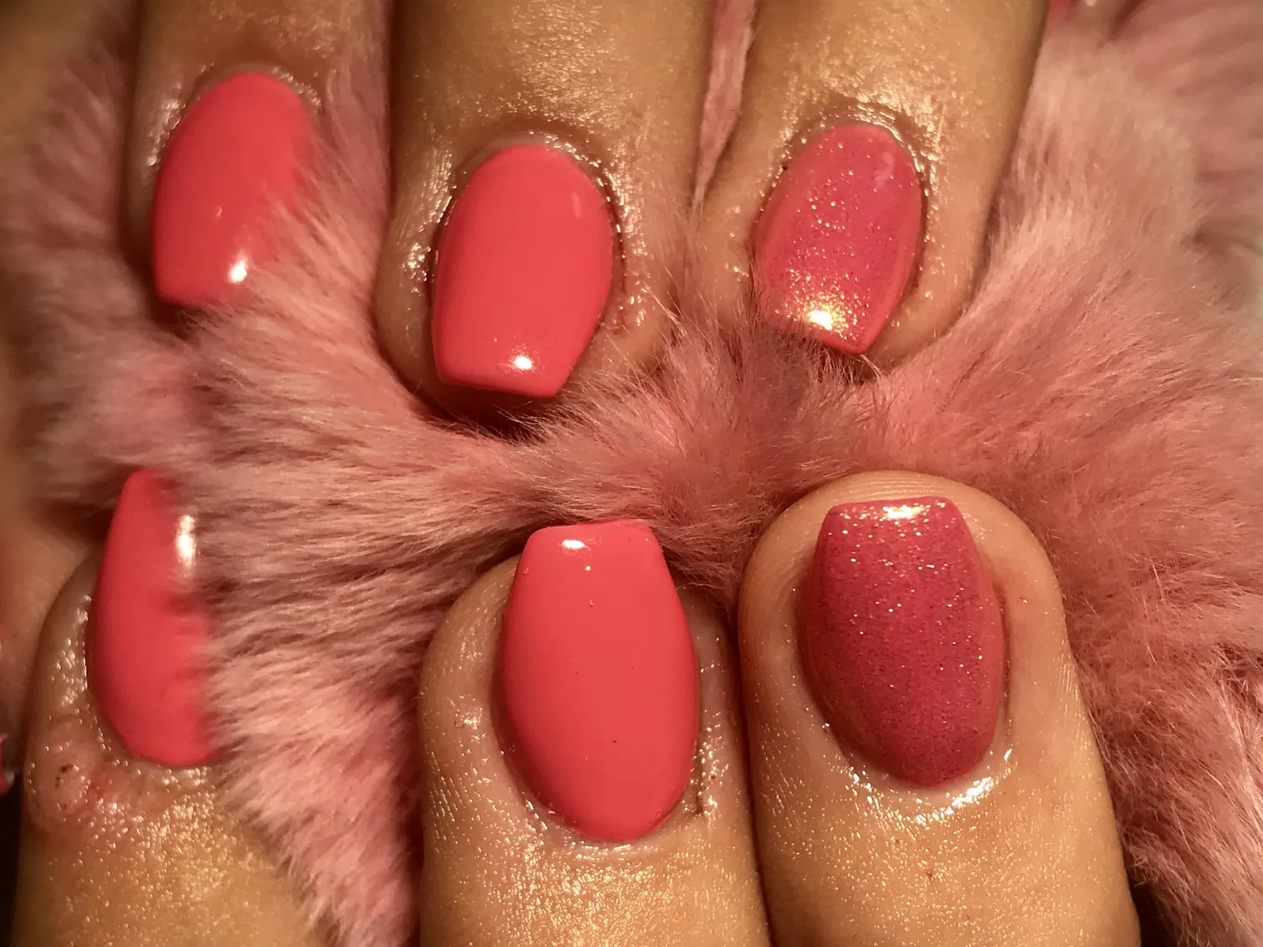 Koraalroze nagels op een pluizige achtergrond