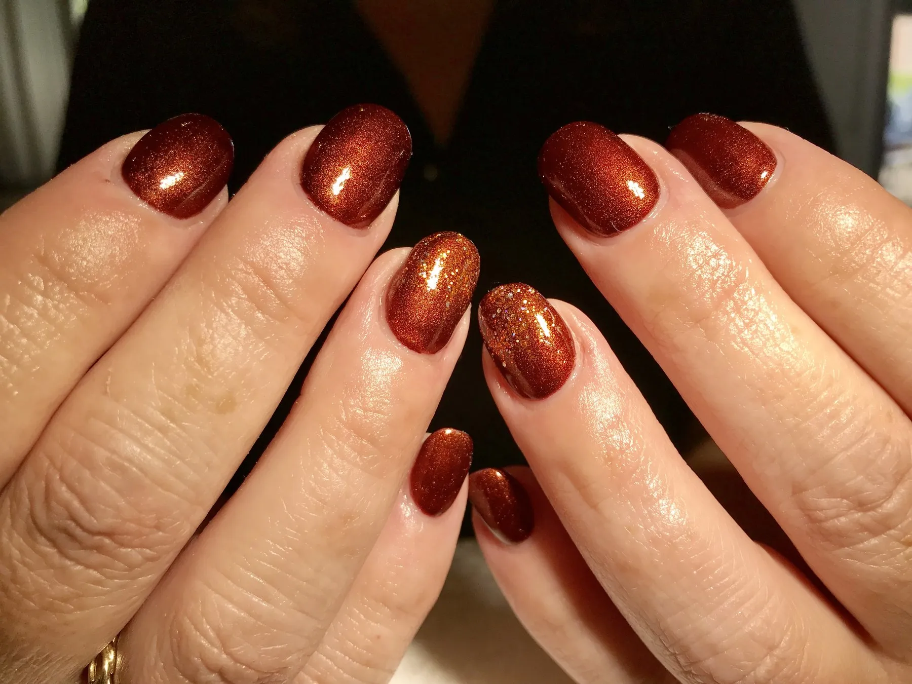 Koperkleurige metallic nagels