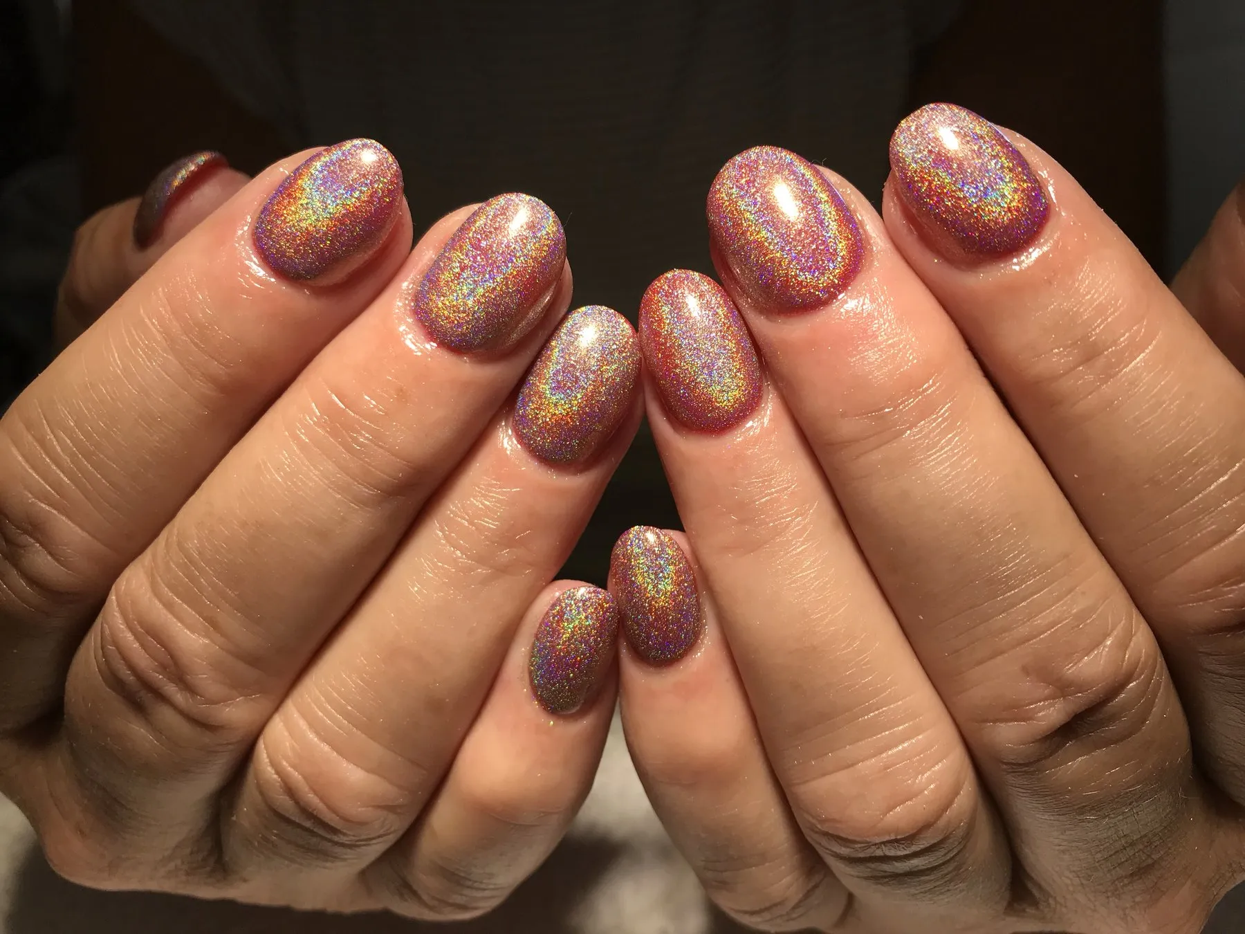 Holografisch rosé op korte nagels