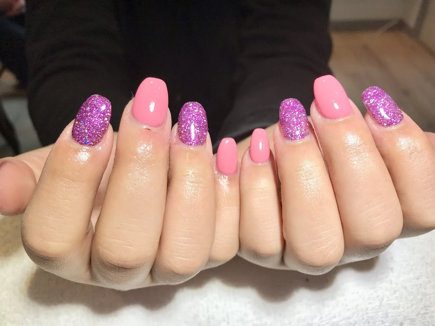 Roze nagels met paarse glitter